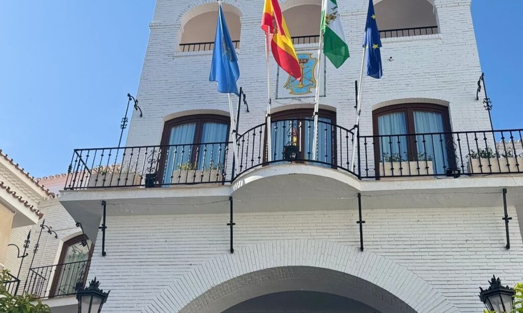 Spanish home with expert wall cleaning. Remove algae, protect surfaces, and prep for long-lasting ProPERLA coatings with Universal Eco Homes.