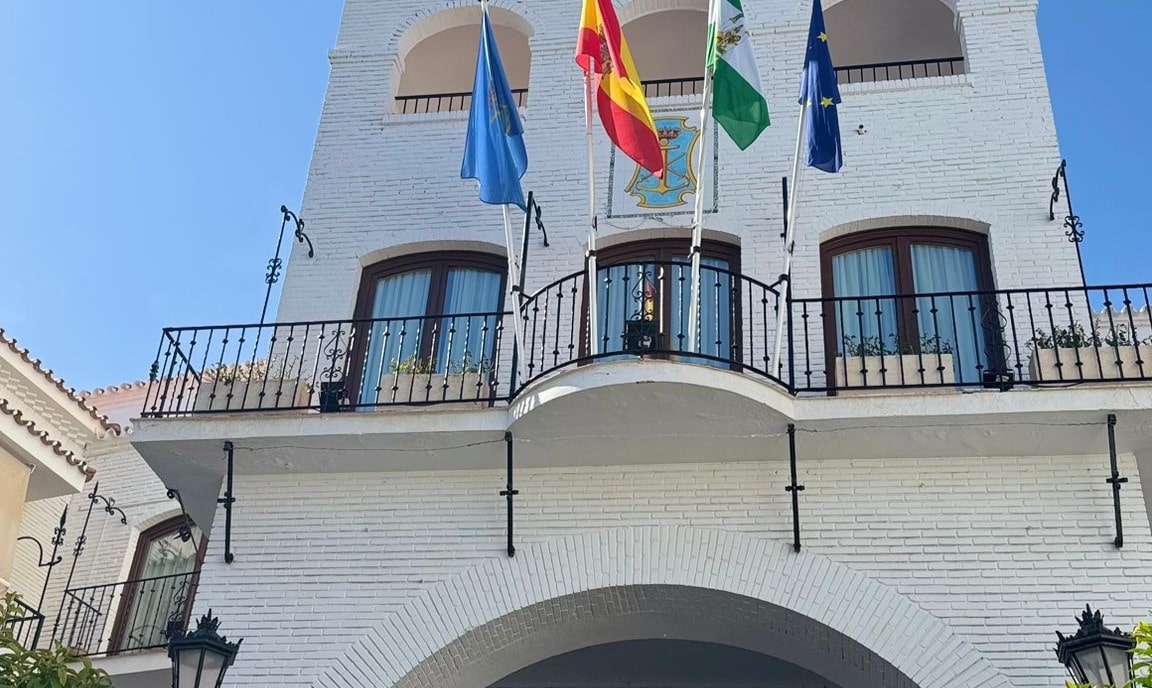 Spanish home with expert wall cleaning. Remove algae, protect surfaces, and prep for long-lasting ProPERLA coatings with Universal Eco Homes.