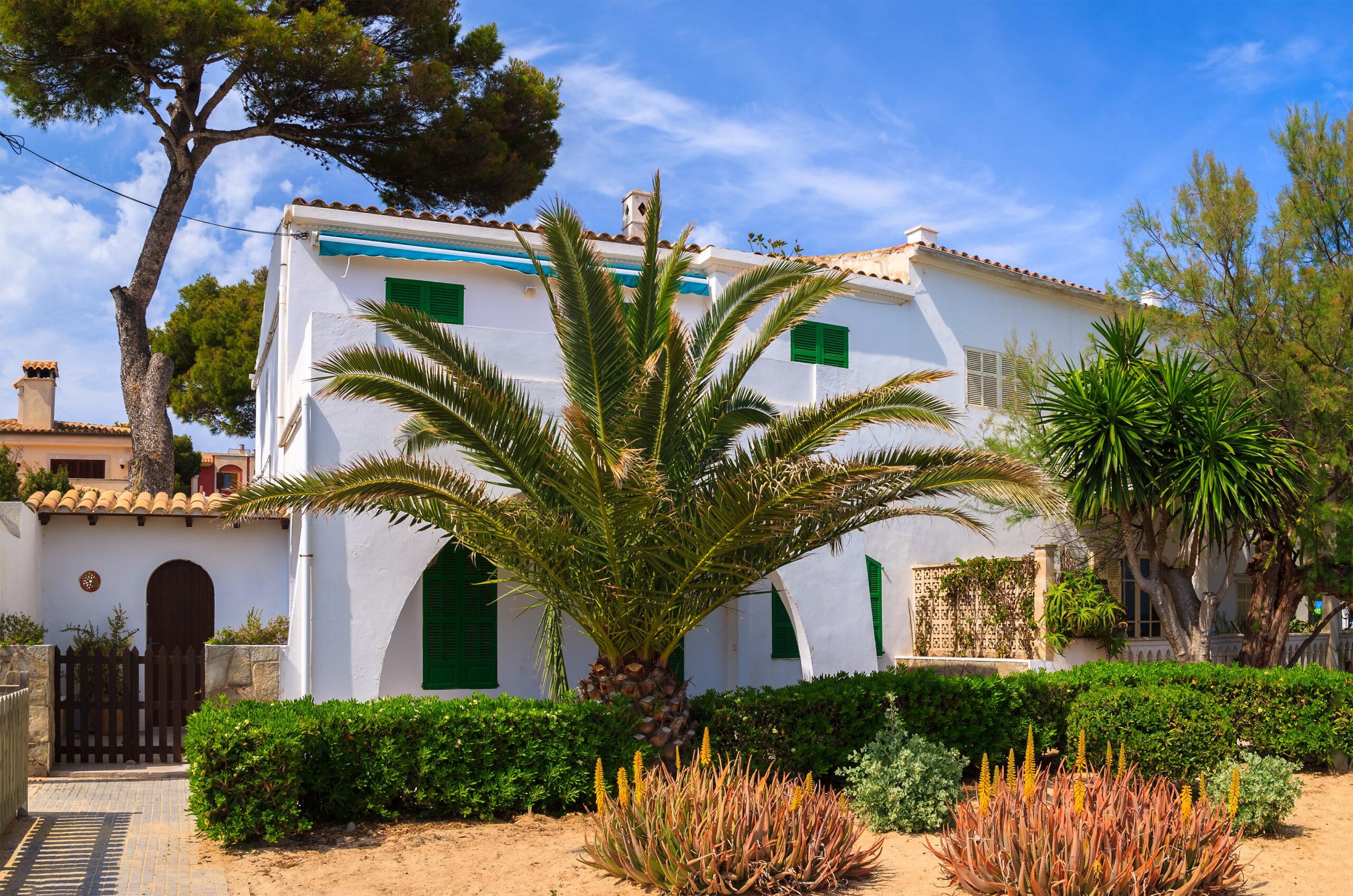 Winter exterior cleaning in Spain on a residential property for protection and upkeep.